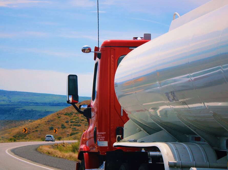 cmión cisterna con la cabina pintada